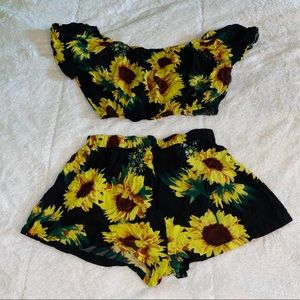 NWOT Sunflower 2 Piece Set